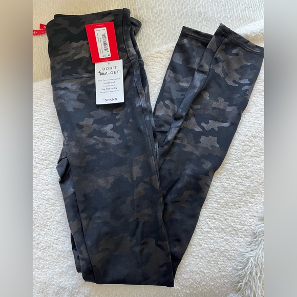 SPANX black camo NWT - Picture 2 of 2